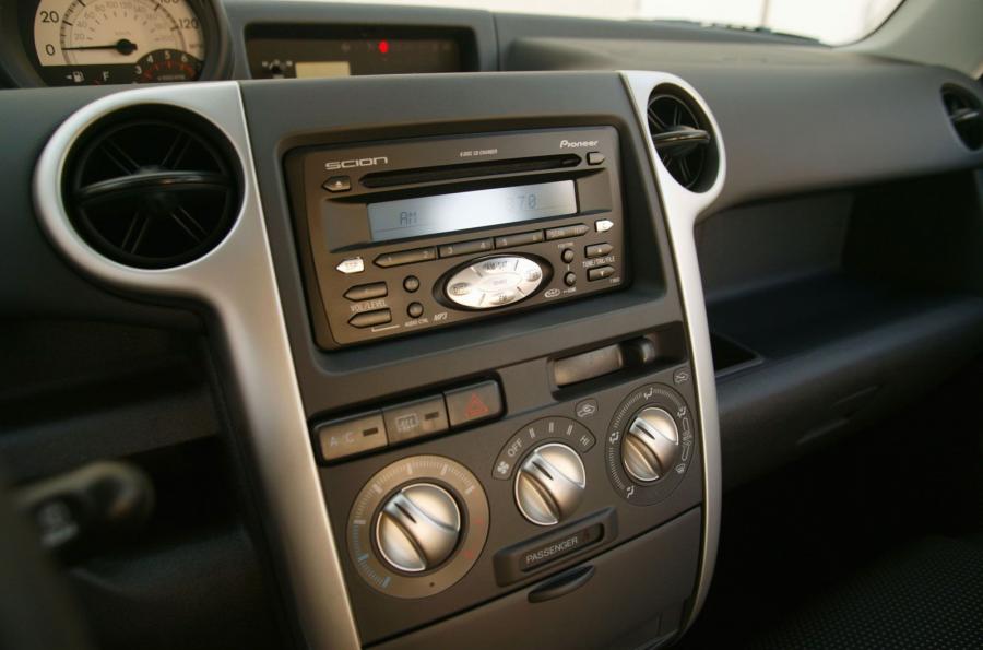 Детали интерьера Scion xB 2003 года  (фото 21 из 42)